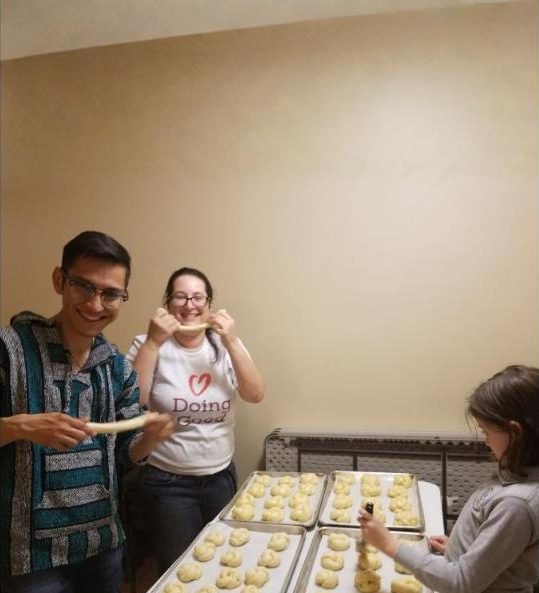 Students braiding challah