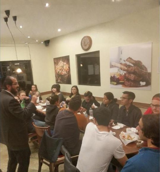 A full table of students at a Chabad UNLV dinner